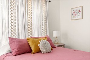 3 habitaciones, tabla de planchar con plancha, wifi y ropa de cama 