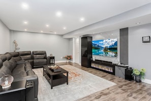 Smart TV, fireplace