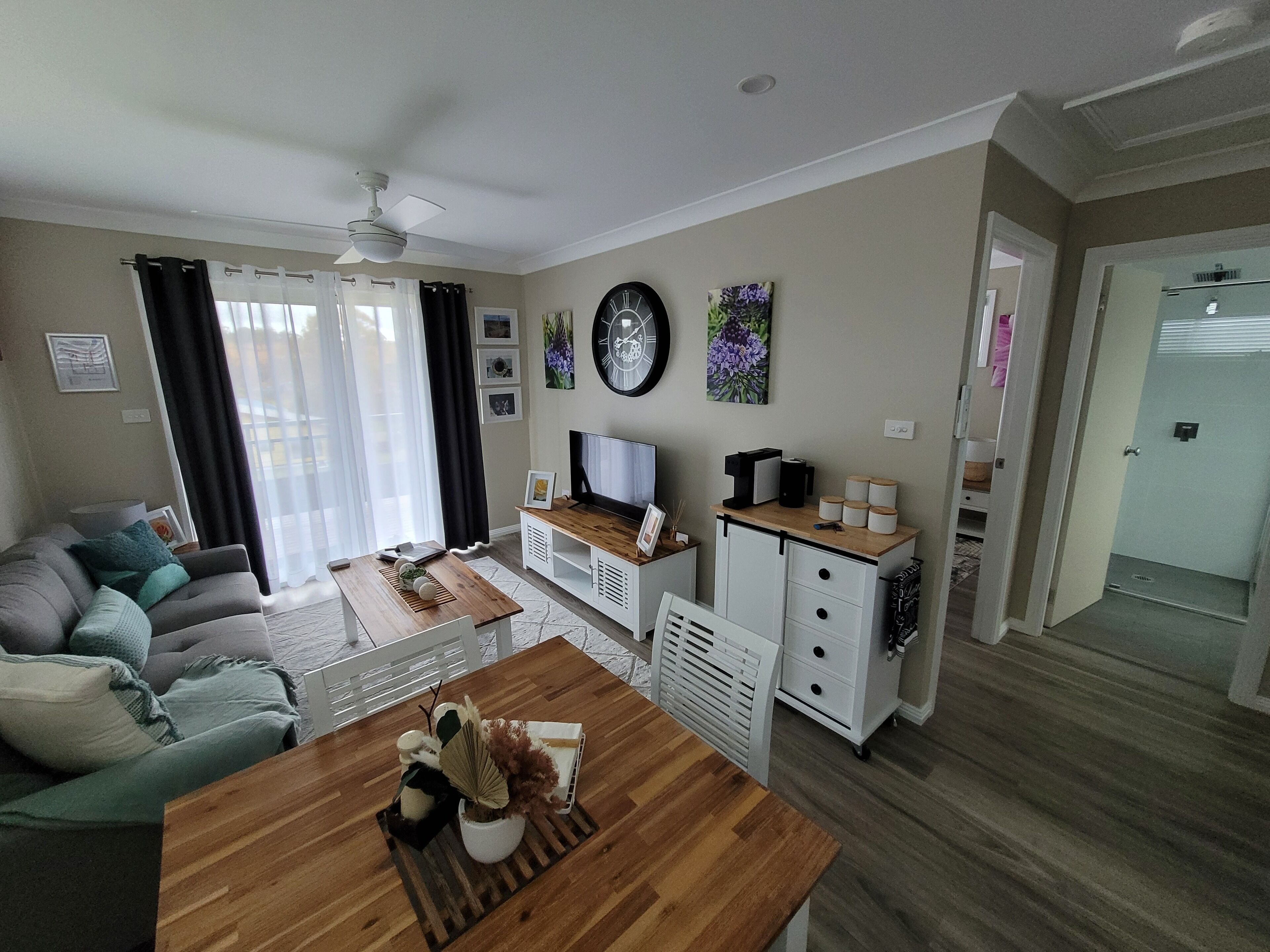 Modern Country 1 Bedroom Cottage (Pet Friendly)