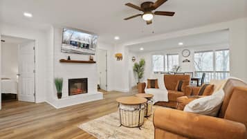 Una Smart TV, una chimenea