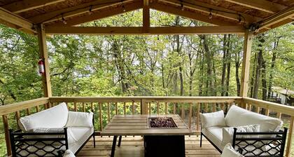 Cozy Cabin w/ Hot Tub, Arcade & Fire Pit perfect for up to 8 people