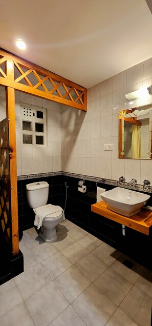 Ein Badezimmer mit Toilette, Waschbecken und Spiegel.