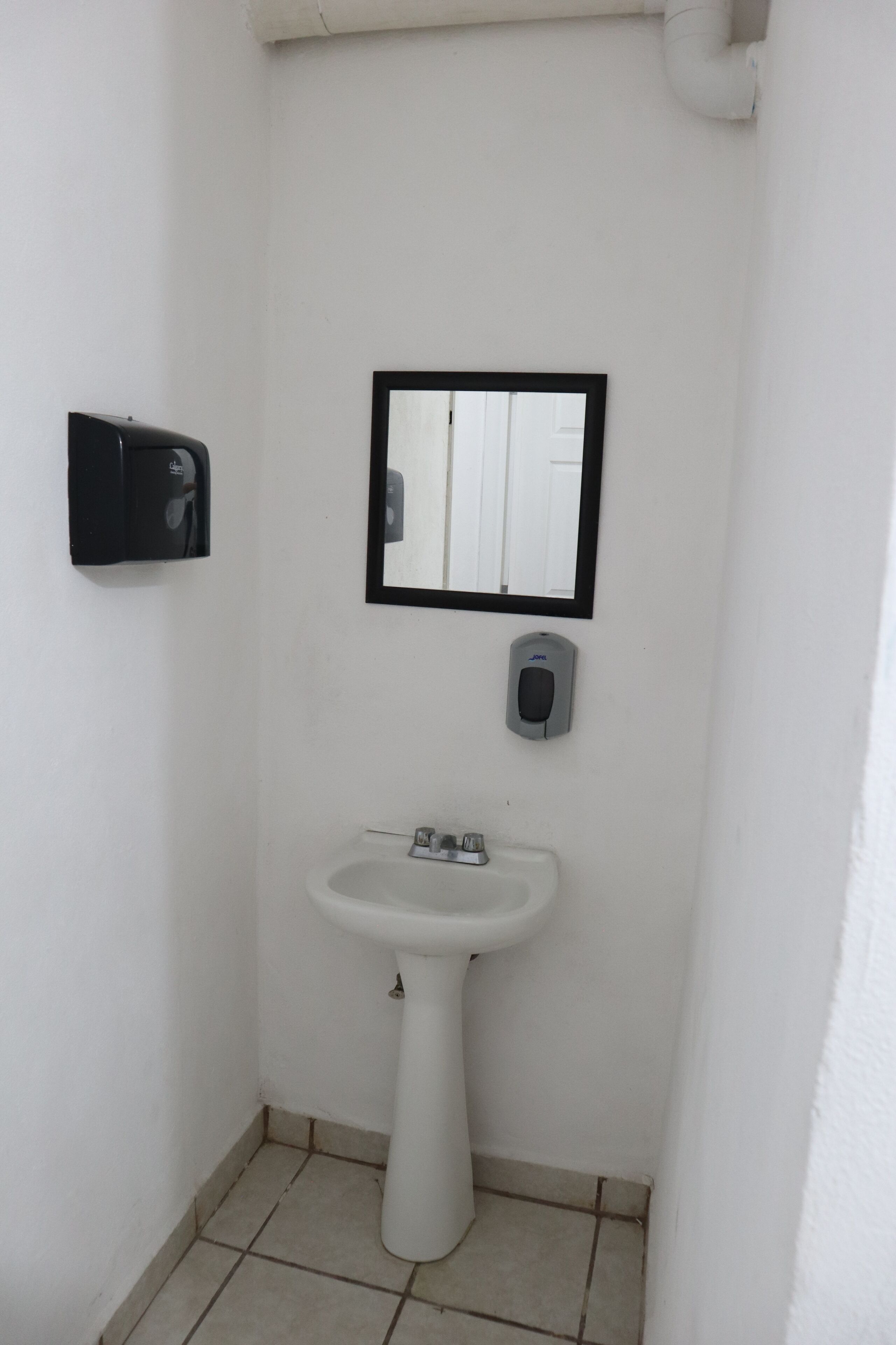Habitación básica con 1 cama matrimonial o 2 individuales | Baño | Regadera 