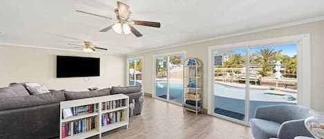 Televisión, futbolito, mesa de ping pong