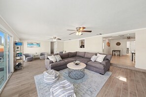 Télévision, baby-foot, table de tennis de table