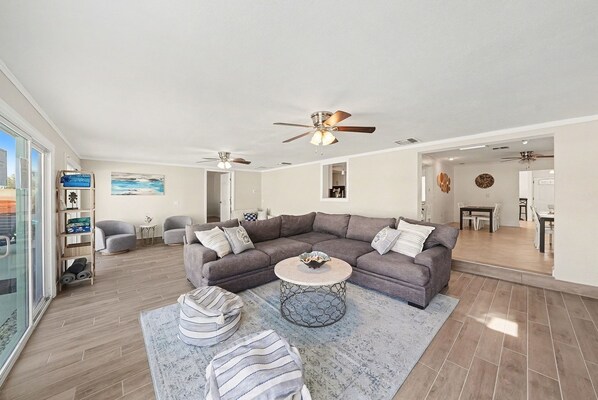 Téléviseur, table de baby-foot, table de ping-pong