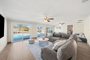 TV, table football, ping pong - Bayside Retreat with Backyard Oasis (Tampa)