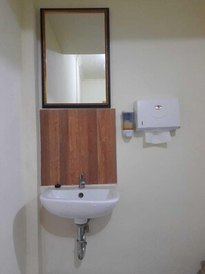Standard Double Room | Bathroom - AG Home Stay (Kuta)