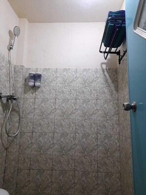 Standard-Doppelzimmer | Badezimmer | Hausschuhe