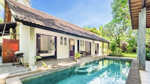 A residential property with a swimming pool, a covered patio, and a garden. - Surya Villa (Karangasem)