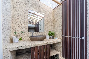 Towels, toilet paper - Surya Villa (Karangasem)