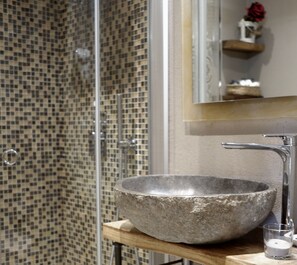 Douche, douche à « effet pluie », articles de toilette de luxe