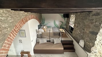 Sesagra Family Room with Private Garden and Hot Tub | Ropa de cama de alta calidad, edredón y camas con efecto memoria