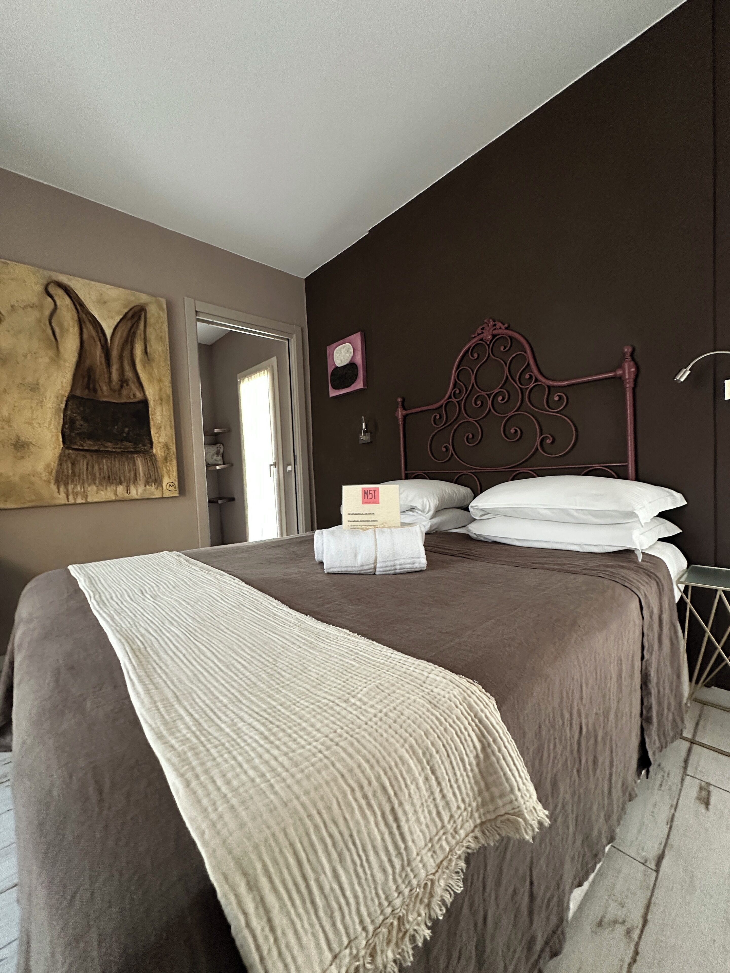 أغطية فراش متميزة وألحفة محشوة بالريش وأسرّة بإسفنج يتكيف مع شكل الجسم