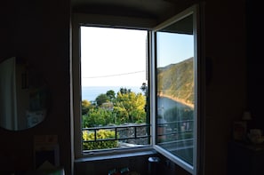 Ruspara Family Deluxe Room with Sea View and Open Bed | Water view - Madüneta 5 Terre Guesthouse (Vernazza)