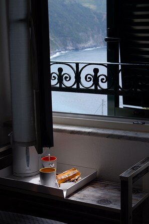 Biancorotto Standard Room with Sea View | Roupas de cama premium, edredons de pluma