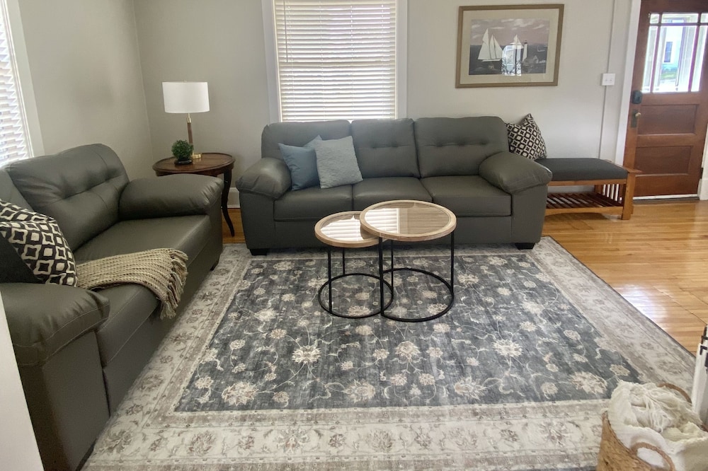 Fantastic Home close to Bentlyville, Amsoil Arena and Lincoln park district.