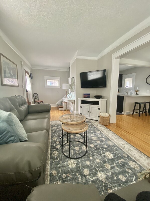 Smart TV, books - Fantastic Home close to Canal Park, Hospitals and Lincoln Park district. (Duluth)