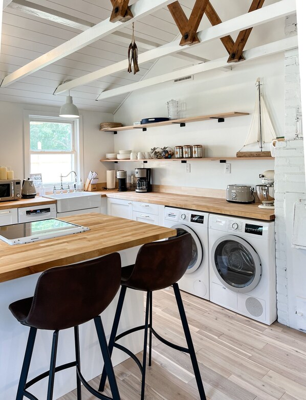 Réfrigérateur, four à micro-ondes, un four, surface de cuisson