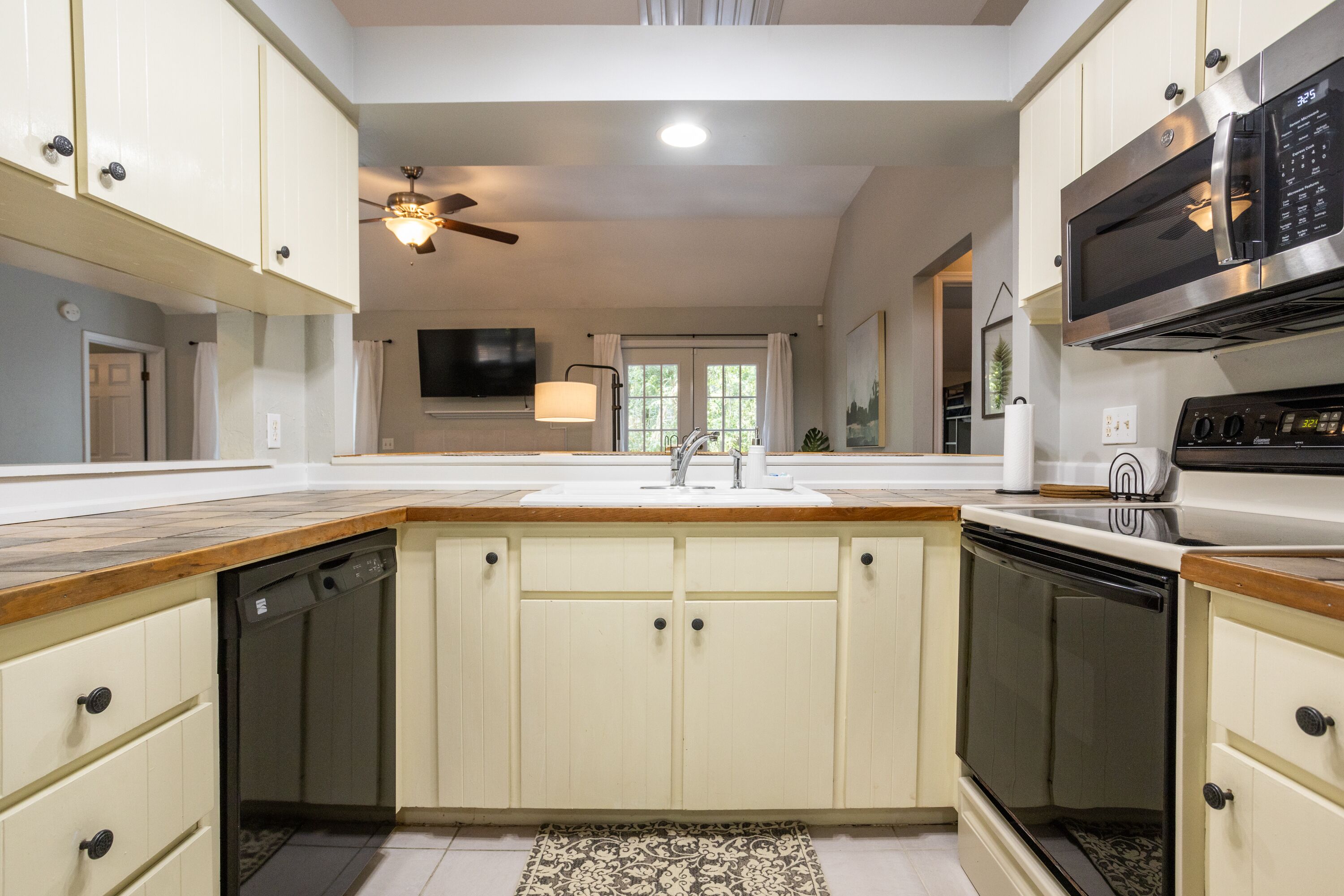 Charming Haile Cottage in Wooded Nature Setting