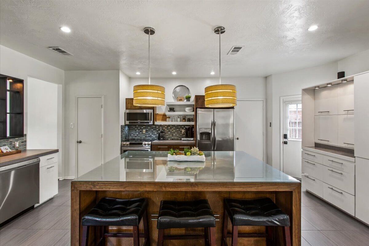 Happy Gatherings  4 bedroom⭐️ home 2 king/2queen beds/pool table/BBQ 