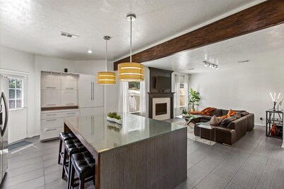 Stylish North Houston 4 bedroom⭐️ Sleeps 8, pool table, BBQ, fire pit