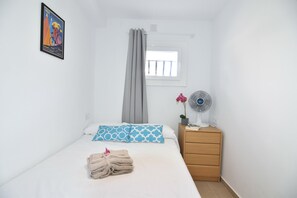 1 bedroom, iron/ironing board - Charming Rental House in Roses, Costa Brava: Close to the Beach and the Center, with Terrace and Amenities. (Roses)