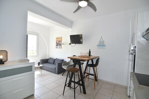Interior - Charming Rental House in Roses, Costa Brava: Close to the Beach and the Center, with Terrace and Amenities. (Roses)