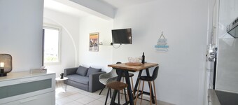Charming Rental House in Roses, Costa Brava: Close to the Beach and the Center, with Terrace and Amenities.