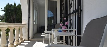 Charming Rental House in Roses, Costa Brava: Close to the Beach and the Center, with Terrace and Amenities.