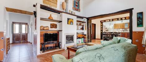 Televisie en een open haard