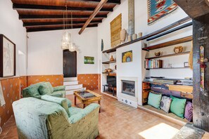TV, fireplace