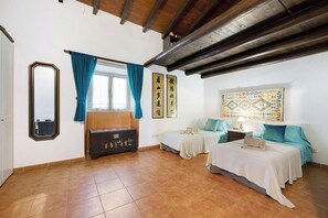 2 室のベッドルーム、アイロン / アイロン台、WiFi (無料)、ベッドシーツ