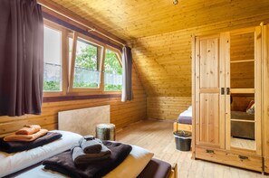 2 bedrooms, iron/ironing board, free WiFi, bed sheets - Holiday Home 'Ferienblockhaus Glocker - Hof' with Terrace, Garden & Wi-Fi (Leibertingen)
