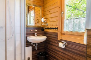 Ducha, artículos de tocador gratuitos, secador de pelo, toallas