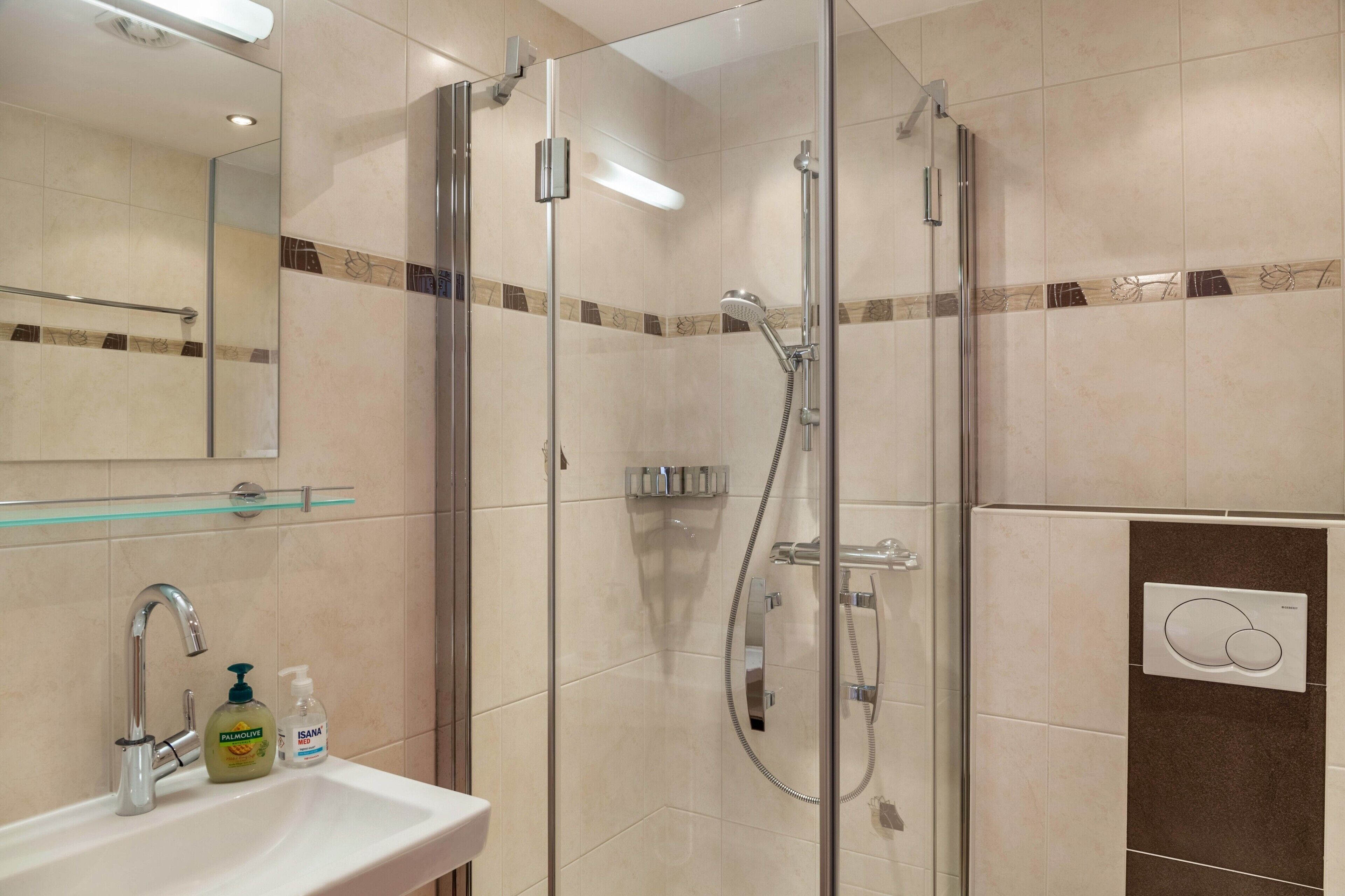 Douche, sèche-cheveux, serviettes fournies