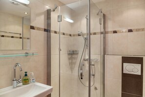 Douche, sèche-cheveux, serviettes fournies