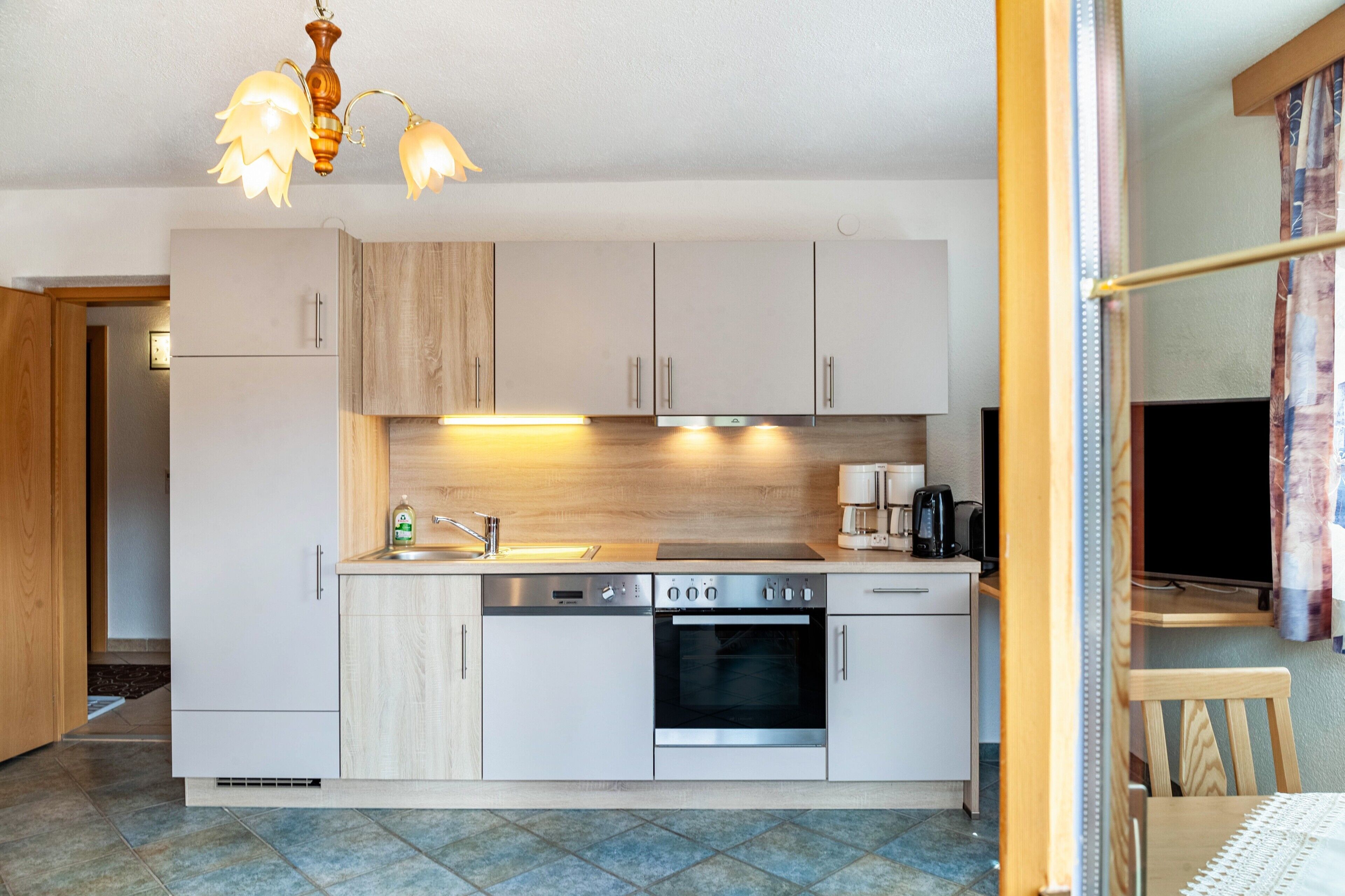 Fridge, oven, stovetop, dishwasher