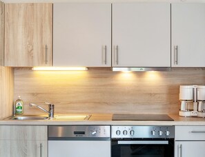 Frigorifero, forno, piano cottura, lavastoviglie