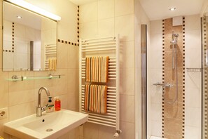 Regadera, secadora de cabello, toallas 