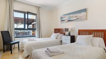 3 slaapkamers, een strijkplank/strijkijzer, gratis wifi, beddengoed