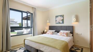 4 bedrooms, iron/ironing board, free WiFi, bed sheets