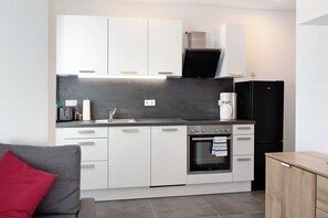 Fridge, oven, stovetop, dishwasher