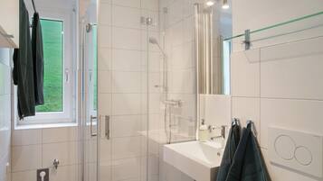 Bruser, hårtørrer, håndklæder