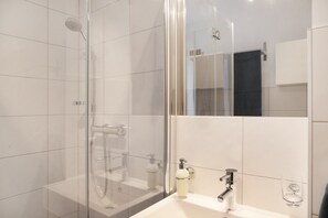 Shower, hair dryer, towels - Apartment "Maier - Fontanella" with Mountain View, Balcony and Wi-Fi (Fontanella)
