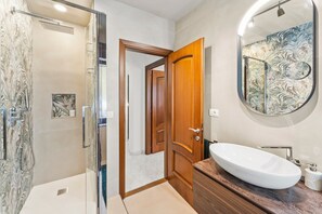 Een douche, een haardroger, handdoeken