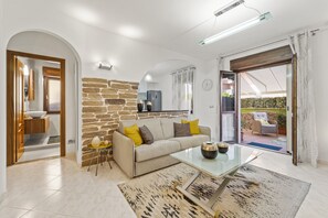 TV, video games - Holiday Home "Ca' Alessandra" with Private Terrace and Air Conditioning (Carloforte)