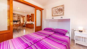 3 slaapkamers, een strijkplank/strijkijzer, gratis wifi, beddengoed