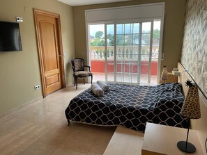 4 bedrooms, free WiFi, bed sheets