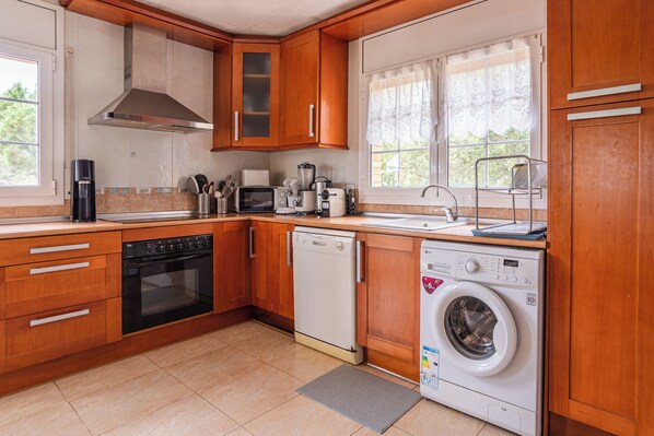 Frigorífico, microondas, placa de cocina y lavavajillas